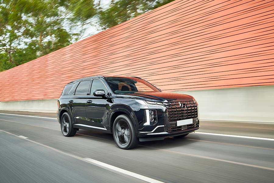 Hyundai Palisade Calligraphy Black Ink 2024 driving on road