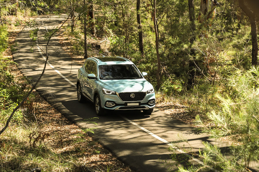 MG HS Plug-In Hybrid 2021 driving