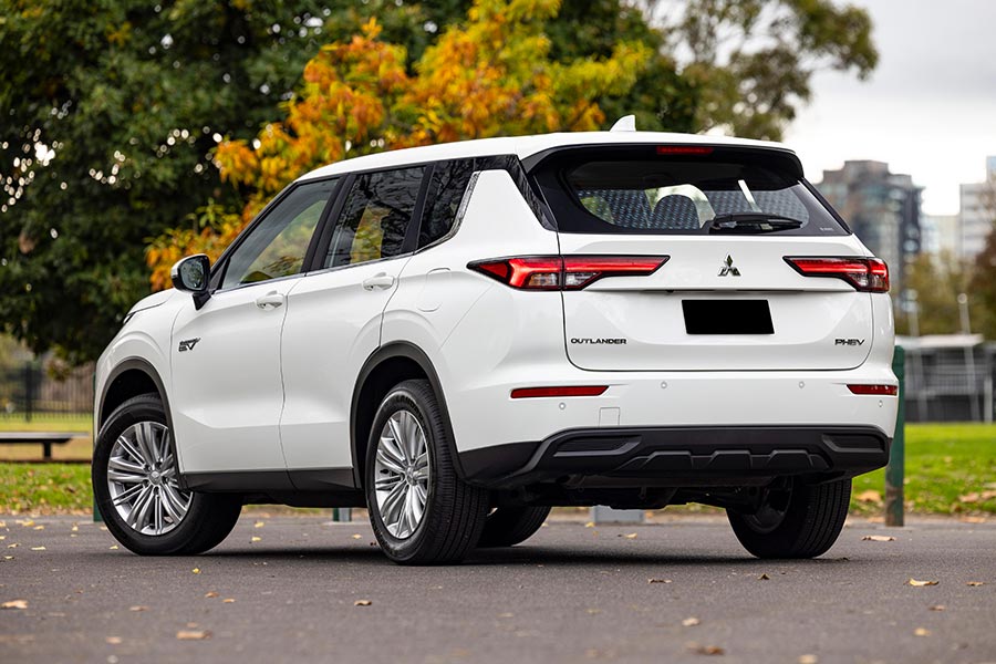 Mitsubishi Outlander PHEV ES 2023 rear