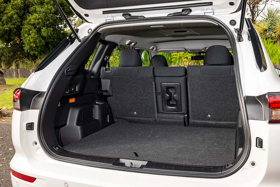 Mitsubishi Outlander PHEV ES 2023 boot space